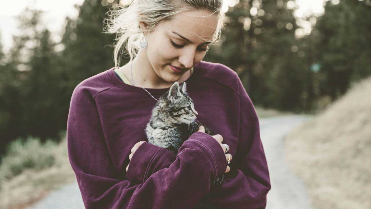 Illustratsioon: naine hoiab kassipoega